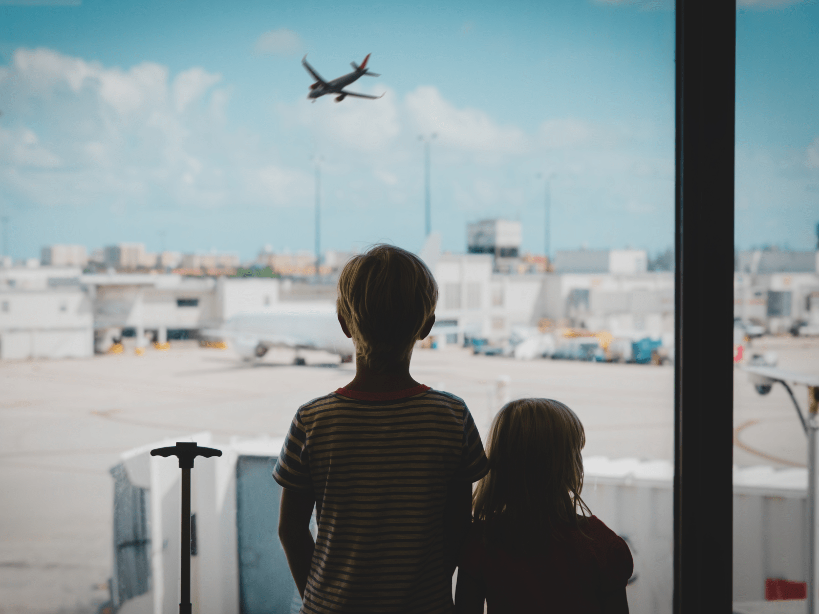 Barn på flyplass