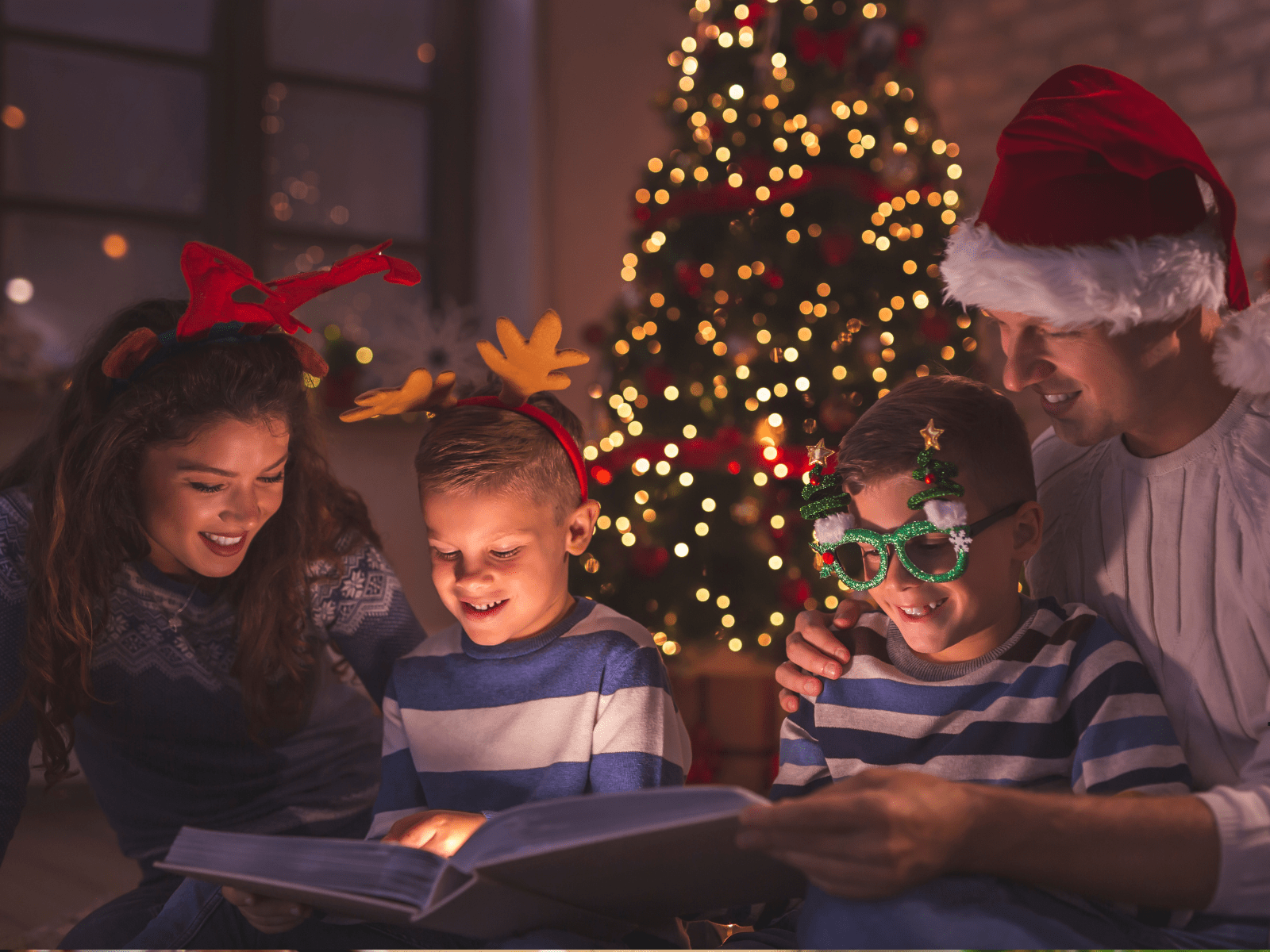 Familie foran juletre